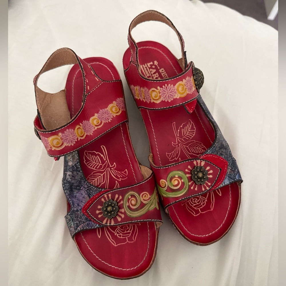 NEW!!! L’Artiste Red and Blue Sandals with Ornate Detailing size 39 or 8